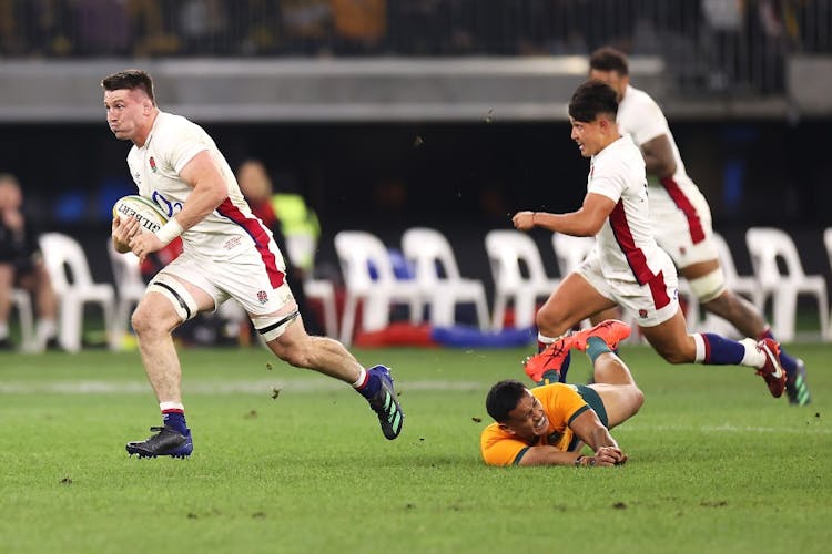 England's Tom Curry said on Monday he "curled up in a ball" and cried when told the full extent of a hip problem. Photo: Getty Images